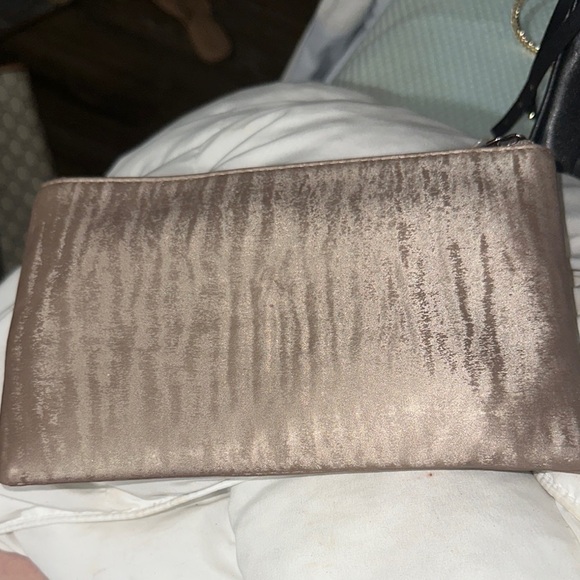 NWOT IT Cosmetics rose gold Cosmetic Bag with brushes...